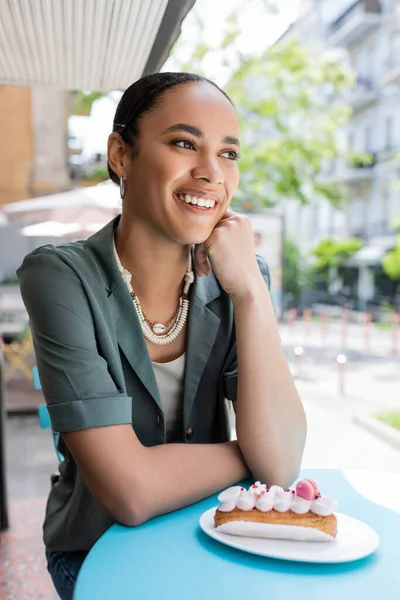 Smiling African American Client Sitting Tasty Eclair Terrace Confectionery — Fotografia de Stock