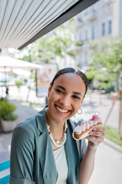 Positive African American Customer Holding Eclair Cream Terrace Confectionery — Foto de Stock