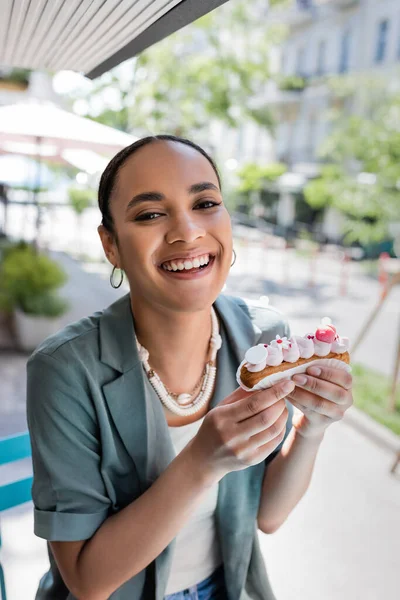 Positive African American Client Holding Tasty Eclair Terrace Cafe — Foto Stock