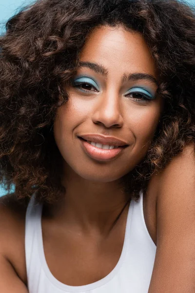 Close Portrait African American Woman Wavy Hair Makeup Isolated Blue — Stockfoto
