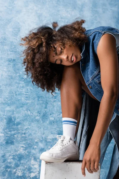 Curly African American Woman Denim Clothes White Sneaker Posing Blue — Zdjęcie stockowe