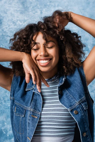 Stylish African American Woman Closed Eyes Touching Hair While Holding — Foto Stock