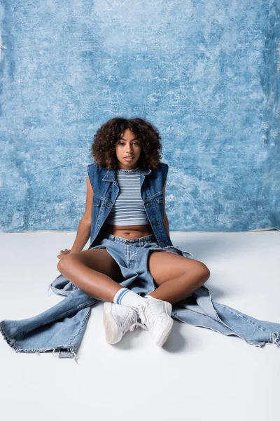 Full Length African American Woman Ripped Jeans Sneakers Sitting Floor — Stock Photo, Image