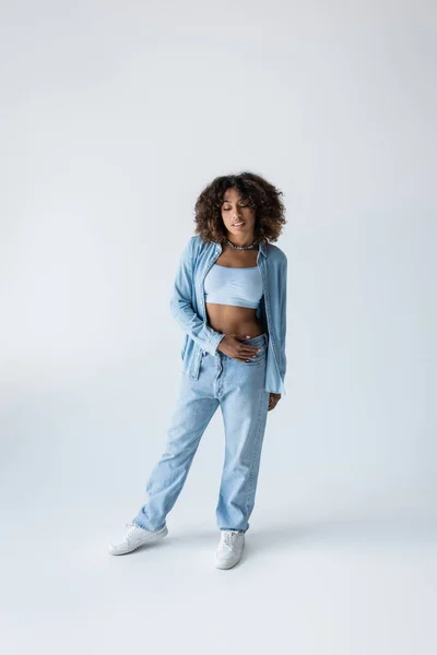 Full Length African American Woman White Sneakers Blue Denim Clothing — Stockfoto