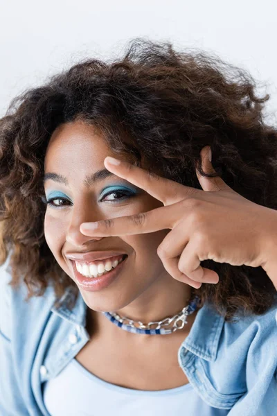 Smiling African American Woman Showing Victory Sign Face Makeup Isolated — стоковое фото