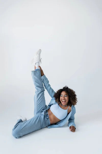 Excited African American Woman Blue Denim Clothing Sitting Raised Leg — Foto de Stock