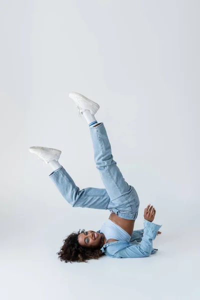 Trendy Smiling African American Woman Shoulder Stand Pose Legs Grey — Stock Photo, Image