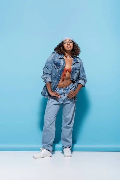 Full Length African American Woman Denim Clothes Posing Thumbs Pockets — Stock fotografie