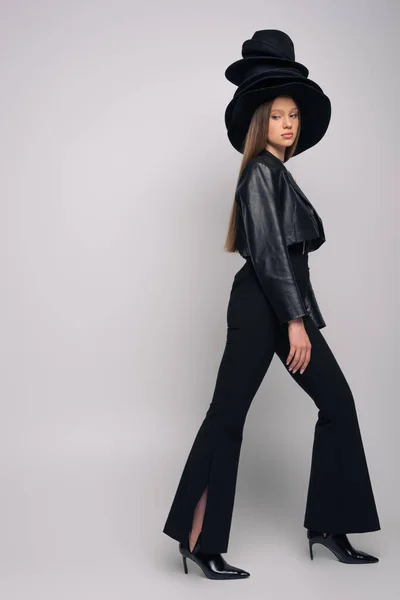 Full Length Brunette Model Leather Jacket Different Black Hats Head — Stok fotoğraf