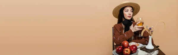 Стильна Жінка Сонячному Капелюсі Тримає Келих Вина Біля Їжі Столі — стокове фото