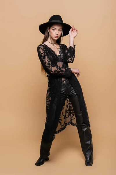 Full Length Trendy Woman Black Hat Guipure Robe Beige Background — Stock fotografie