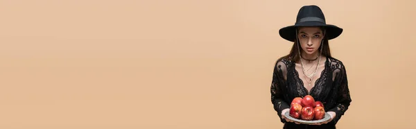 Модна Жінка Капелюсі Фургори Тримає Тарілку Свіжими Яблуками Ізольовані Бежевому — стокове фото