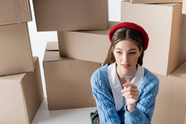 Pretty Model Beret Looking Away Cardboard Boxes White Background — Foto de Stock