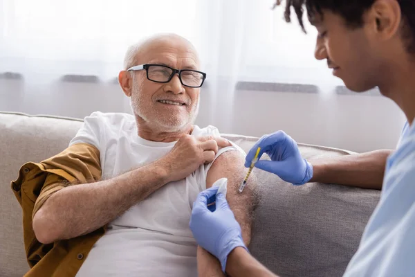 African American Nurse Doing Injection Smiling Elderly Man Home — 图库照片