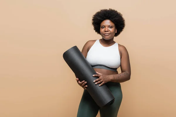 Curly African American Size Woman Crop Top Holding Fitness Mat — Fotografia de Stock