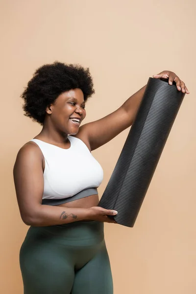 Happy African American Size Woman Crop Top Looking Fitness Mat — Fotografia de Stock