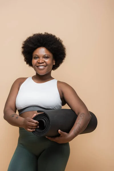 Joyful African American Size Woman Crop Top Holding Fitness Mat — Fotografia de Stock