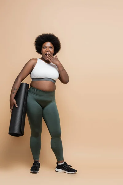 Full Length Shocked African American Size Woman Holding Fitness Mat — Fotografia de Stock