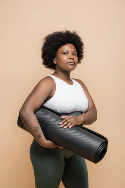 African American Size Woman Tattoo Holding Fitness Mat Isolated Beige — Fotografia de Stock