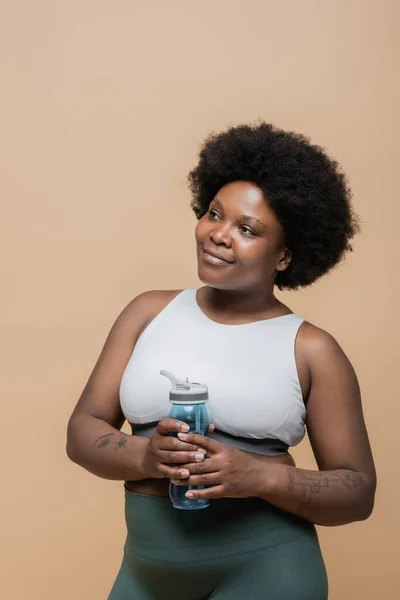 Dreamy African American Size Woman Crop Top Holding Sports Bottle — Fotografia de Stock