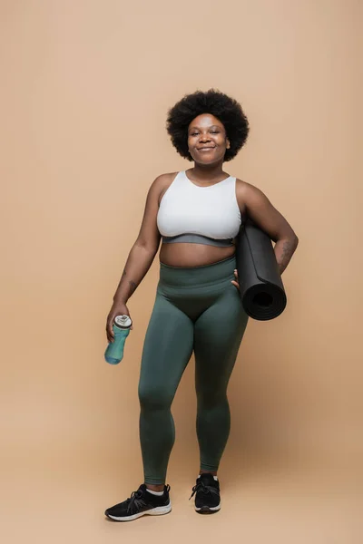 Full Length Happy African American Size Woman Leggings Holding Fitness — Fotografia de Stock