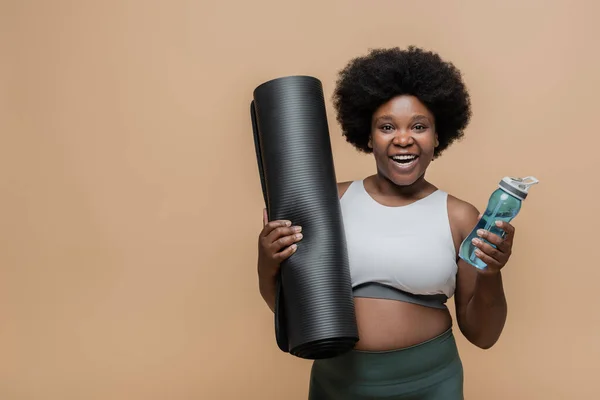 Positive African American Size Woman Crop Top Holding Fitness Mat — Fotografia de Stock
