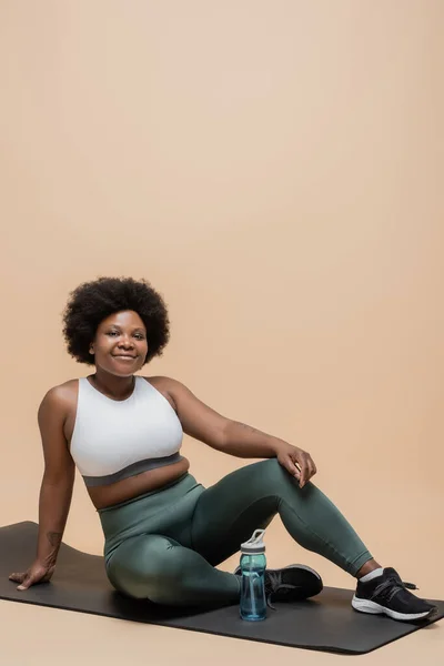 Positive African American Size Woman Sportswear Sitting Fitness Mat Sports — Fotografia de Stock