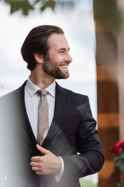 Side View Positive Bearded Groom Suit Looking Away Outdoors — Stok fotoğraf