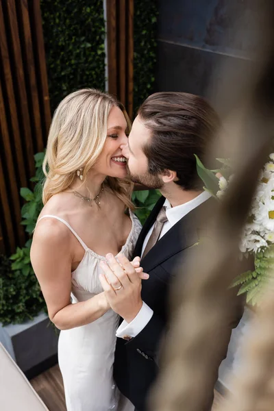 Smiling Newlyweds Bouquet Kissing Terrace Restaurant — Foto de Stock