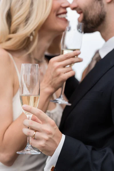 Обрезанный Вид Шампанское Руке Жениха Целует Невесту Открытом Воздухе — стоковое фото