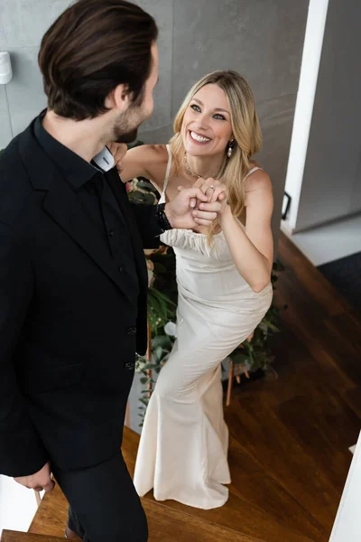 Smiling Woman Elegant Dress Holding Hand Boyfriend Stairs Restaurant — Stockfoto