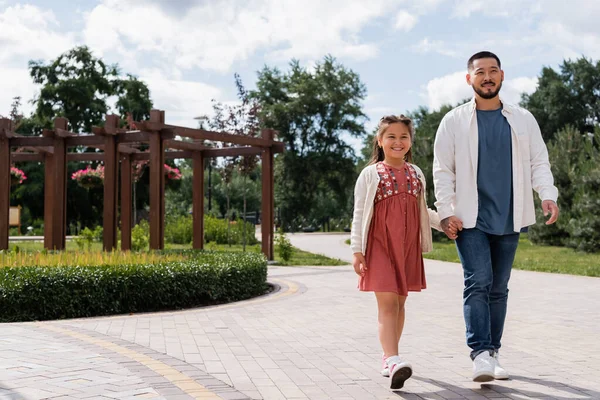 Asian Dad Daughter Walking Summer Park — Photo