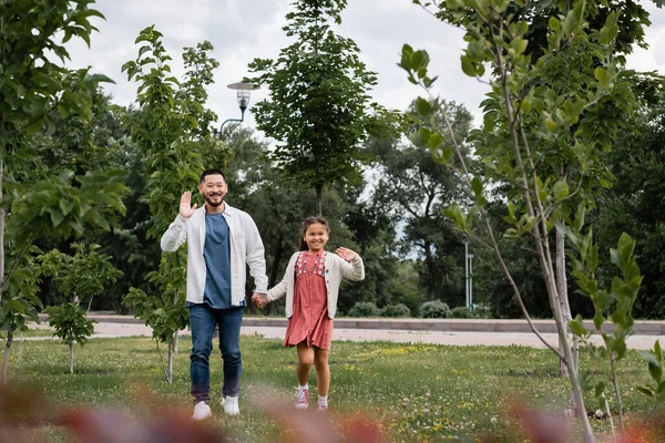 Усміхнений Азіатський Тато Дочка Махають Руками Камеру Парку — стокове фото