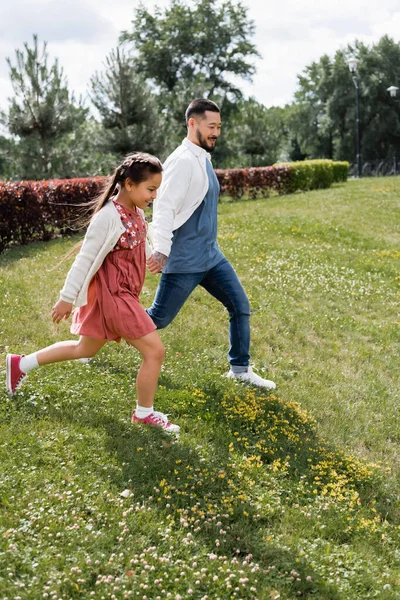 Asian Girl Holding Hand Dad While Running Park — 스톡 사진