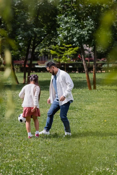 Cheerful Asian Man Playing Football Preteen Daughter Park — Foto de Stock
