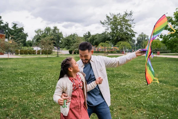 Smiling Asian Parent Holding Flying Kite Child Park — Fotografia de Stock