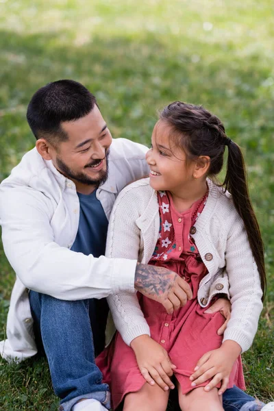 Tattooed Asian Parent Hugging Daughter Grass Park — ストック写真