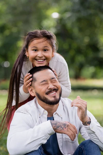 Positive Asian Kid Playing Tattooed Dad Summer Park — Foto de Stock