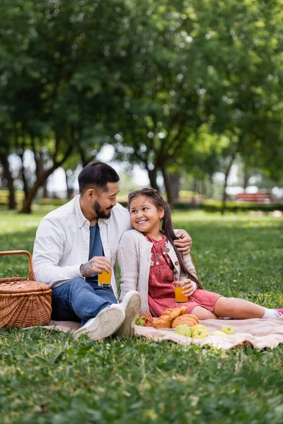 Asian Father Hugging Daughter Orange Juice Food Blanket Summer Park — Stok fotoğraf