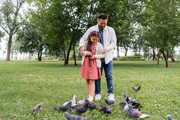 Asian Father Hugging Daughter While Feeding Doves Summer Park — Foto de Stock