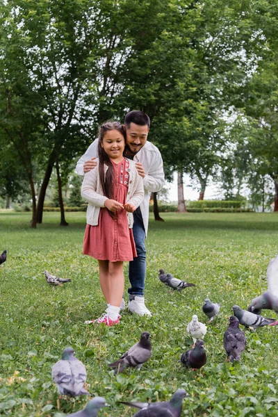 Asian Parent Hugging Daughter Birds Summer Park — 图库照片