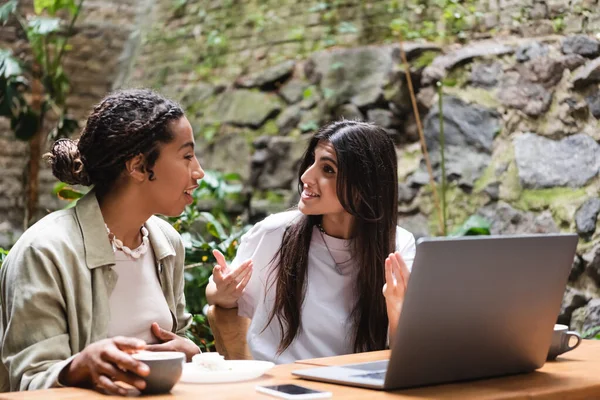 Interracial Girlfriends Talking Gadgets Coffee Outdoor Cafe — 스톡 사진