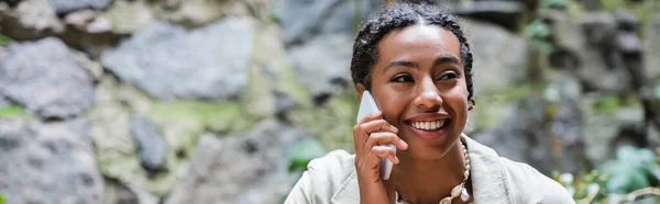 Cheerful African American Woman Talking Smartphone Terrace Cafe Banner —  Fotos de Stock