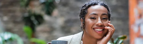 Посміхнена Афро Американська Жінка Яка Дивиться Камеру Біля Чашки Кафе — стокове фото