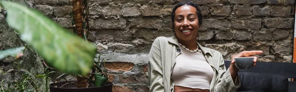 Позитивна Афро Американська Жінка Тримає Чашку Кави Терасі Кафе Банер — стокове фото