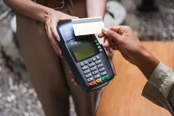 Cropped View Waitress Holding Payment Terminal African American Client Credit — 스톡 사진