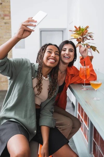 Positive African American Woman Taking Selfie Friend Cocktails Cocktail — Stok fotoğraf