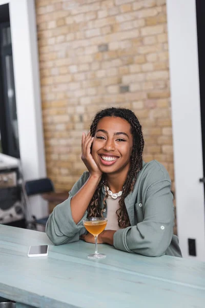 Smiling African American Woman Looking Camera Cocktail Smartphone Cafe — Stock Fotó