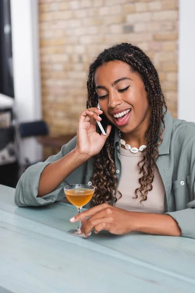 Cheerful African American Woman Talking Smartphone Cocktail Cafe — Stock Fotó