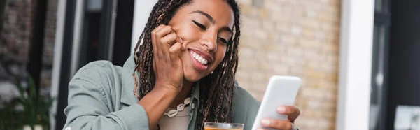 Африканська Американка Користується Мобільним Телефоном Біля Скла Кафе Банер — стокове фото